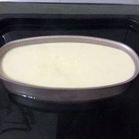 蛋糕模具抹一层黄油防粘，倒入奶酪糊。烤盘中加入适量热水，放入模具，送入烤箱，160℃预热烤65分钟左右即可！