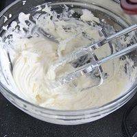 黄油提前放于室温下软化，软化后的黄油用电动打蛋器低速打散，拌入糖粉手动略拌匀，再转中速搅打均匀，呈膨松状即可。












 
