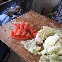 提前准备好白菜头，少量西红柿切成块