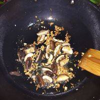 锅中放油烧热后，下蒜泥爆炒出香味，然后放入香菇，煸炒出水分。