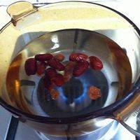 放水，放大枣桂圆先煮，让它出来枣和桂圆的味道。