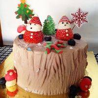 挤上圣诞老人的帽子顶和扭扣就完成了这个美美的蛋糕