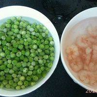 青豆，虾仁（速冻）用凉水泡10～20分钟