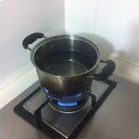 锅中加水，煮沸。