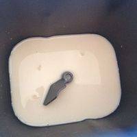将酵母与凉开水充分溶解后加入牛奶，倒入面包机。