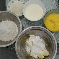 准备好材料（挞皮）。黄油软化，加入糖粉打拌到颜色变淡。全蛋打发，加入10克蛋液，搅拌均匀，再加8克淡奶油搅拌。