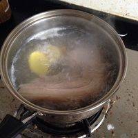 五花肉冷水下锅，与姜片煮开，视肉的厚度，约20分钟关火。