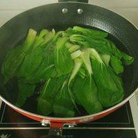 首先把油菜下锅抄一下，抄之前滴点油，油菜以断生为好。