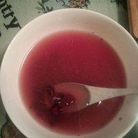 吉利丁粉用凉开水浸泡，然后隔水加热至融化，再加入朗姆酒，红树莓果酱，蜂蜜和蔓越莓干搅拌均匀。