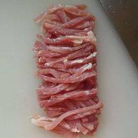 肉洗干净切成丝。