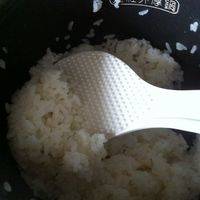 米饭，最好是东北大米。煮熟后，制作寿司醋，盐，糖，醋的比例为10：1：5.