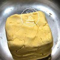 将黄油和低筋面粉一起倒入搅拌缸内慢速混合均匀，约3min；