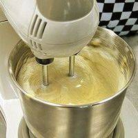 先将黄油切块软化，倒入缸中，中速搅拌均匀；