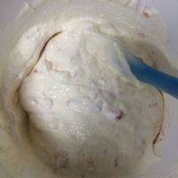 然后把打发奶油倒入奶酪的盆里再加草莓泥搅拌均匀，这就是慕斯液啦！