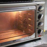 先来做准备工作，将烤箱上下火都调成220度预热。因为这个曲奇的面团成型后马上就要进烤箱烤，所以需要先预热，才能让火候均匀。
