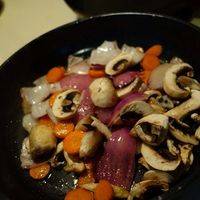 依次放入胡萝卜和蘑菇，炒的同时放入黄油（可根据更人口为放量），再放入黑胡椒