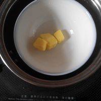 黄油隔水融化成液态