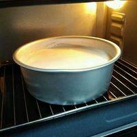 150度预热烤箱5分钟，烤架下放烤盘，盘内倒适量热水，放入模具