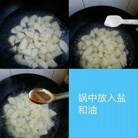 土豆切块，放入锅中煮，加入盐和油