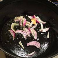 热锅下油下洋葱爆香。