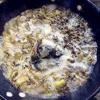 下鱼头继续煮几分钟，根据汤味可加点盐。将鱼头鱼骨和酸菜捞出盛到碗里。