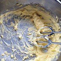 黄油软化，加入细砂糖、糖粉，电动打蛋器顺时针搅拌。
