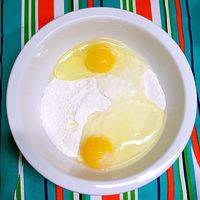 磕入两个鸡蛋，加入清水调匀。