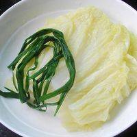 白菜和葱绿分别焯水，过凉后沥干备用；