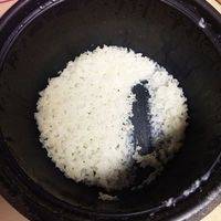 将大米和糯米按4：1的比例混合、洗净，用电饭锅焖熟