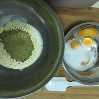 分别准备两个盆 蛋黄加糖 淡奶油加抹茶粉 分别用打蛋器打发