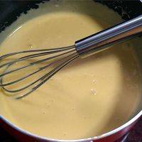 用手动打蛋器充分搅拌均匀，成顺滑带有黏性的蛋糕糊。