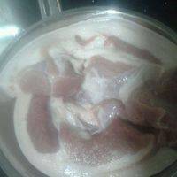 把500g猪肉洗净、擦干水。放入碟子做备