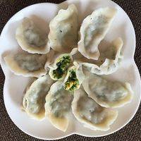 锅里放水煮开后下饺子，等到水再次开了，倒一点儿凉水进锅再次煮开，这么三次水饺透明浮上即可盛盘