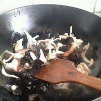 泡发后的木耳，和洗好的白平菇，香菇混在一起，锅内加少许油，葱花，姜丝，清炒。