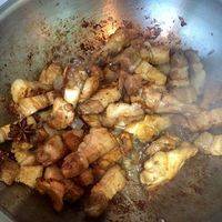 锅内放入少量油把葱花姜片大料放进去爆锅，炒出香味后，把五花肉放进去爆炒，注意火候。多炒会把油炒出来，放入鸡腿炒。