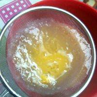 把拌匀的蛋液用筛网过滤一次