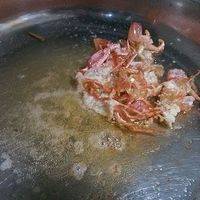 虾头和虾皮煎熟，撒一点盐，出锅。可食用。
