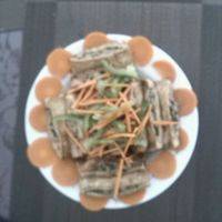 出锅后加胡萝卜片和青椒丝点缀即可。