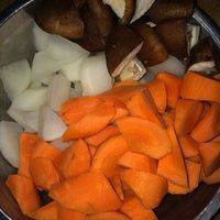 胡萝卜、山药切滚刀块，香菇洗净切块，备用。