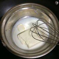 先将奶油奶酪放牛奶里隔水软化。