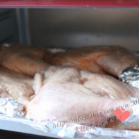 鸭腿根部包上锡纸，放入烤箱200℃烤35-40分钟