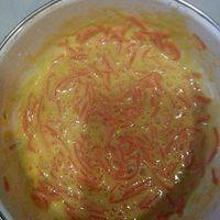 炒好的胡萝卜丝晾凉后，也打入两颗鸡蛋，放入葱花，姜未少量面粉搅拌均匀如图。（因为炒胡萝卜时已经调味了，所以这次不要在放盐了哟）