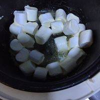 我用的普通电饭煲，黄油如锅融化，放入棉花糖，搅拌至融化。