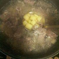 放土豆煮几分钟，水变得粘稠一点儿。