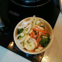 等汤都化开了，并且粘稠了，就把蒜，葱，姜，胡萝卜丝，香菜，放在锅里搅拌