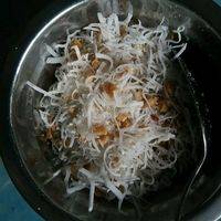 炒熟的花生米加入椰丝或椰蓉和白糖混合待用！