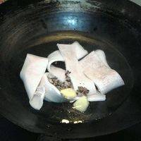 肉皮先流动水冲洗干净，锅里冷水下锅，放肉皮，淋料酒，姜片，八角，花椒，大火煮上五六分钟。