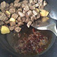 炒锅放油，油热入姜蒜辣椒丝，洗净的牛肉煸炒一会儿，撇在一边 小火将豆辨酱炒出红油。