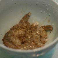 鲜虾去壳，用刀将虾背剖开，去虾线，冲洗干净放入盐、料酒、胡椒粉、蛋清和生粉拌匀，腌制15分钟。