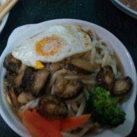加入煎好备用的鸡蛋。这道面食就完成了。